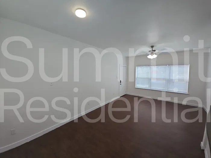 933 Park Plz — Photo 3