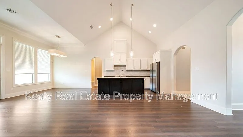 4 bed, 2.0 bath, 1948 sqft, $2,200 — Photo 4