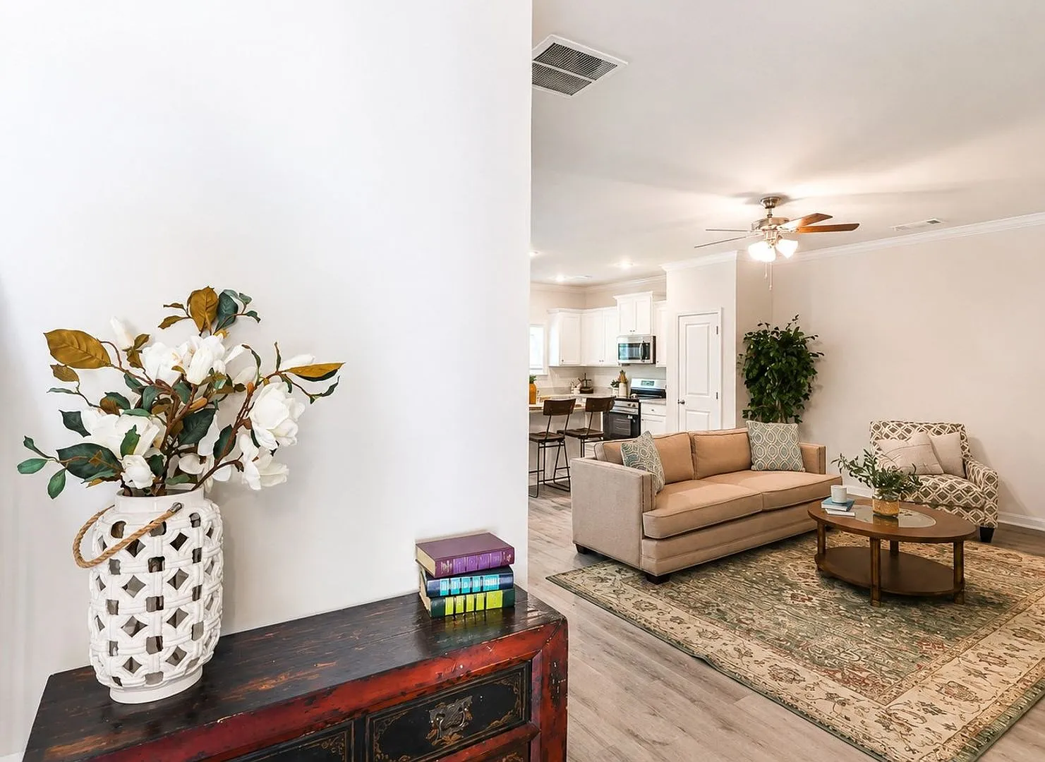 Discover modern living in the heart of Cornelia! — Photo 4