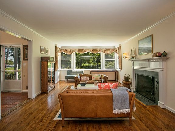 5th image of 305 Claflin Ave