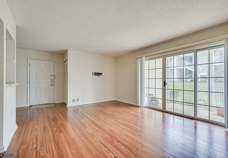 69 Amberly Ct — Photo 2