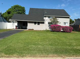 168 Red Maple Dr E, Levittown, NY 11756