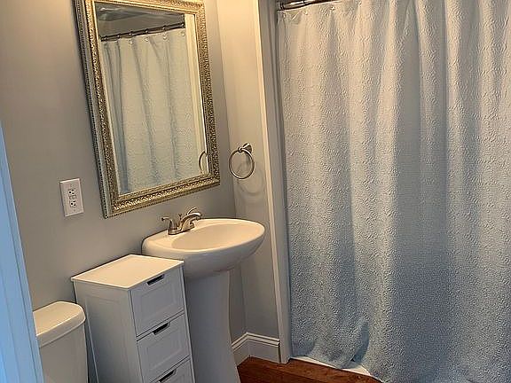 Main floor full bathroom