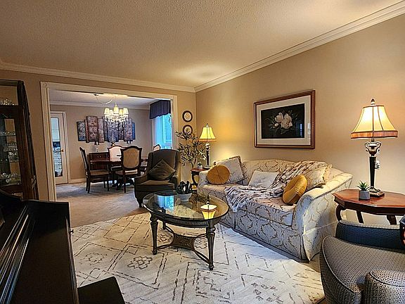 4th image of 1007 Moorelands Cres