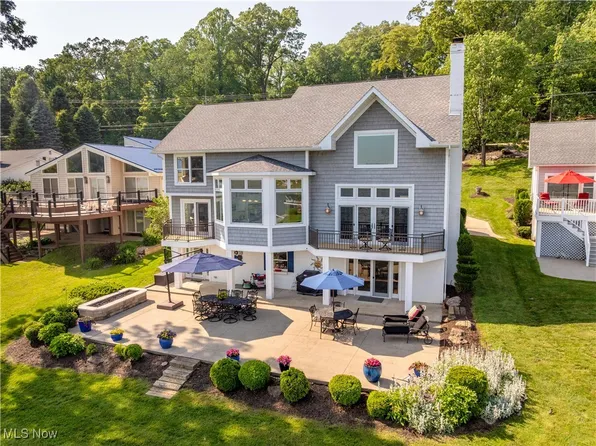 30 E Mohawk Dr, Malvern, OH 44644