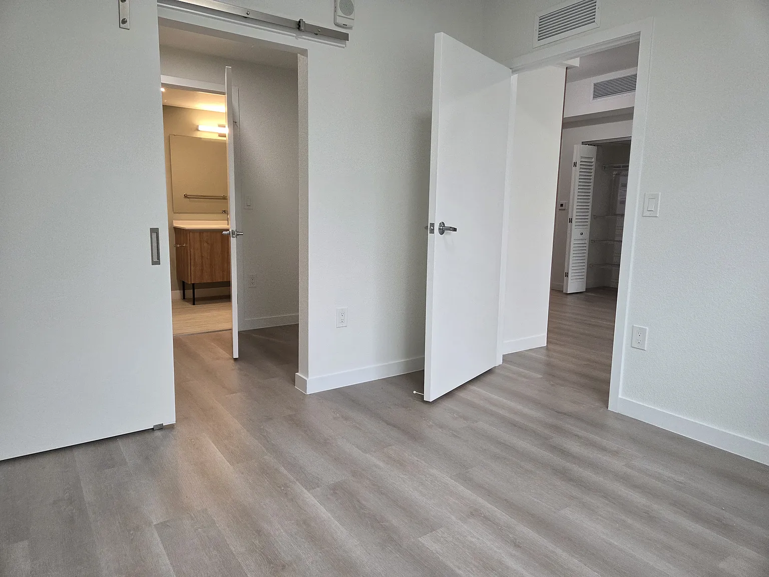 2 bed, 859 sqft, $2,245 — Photo 4