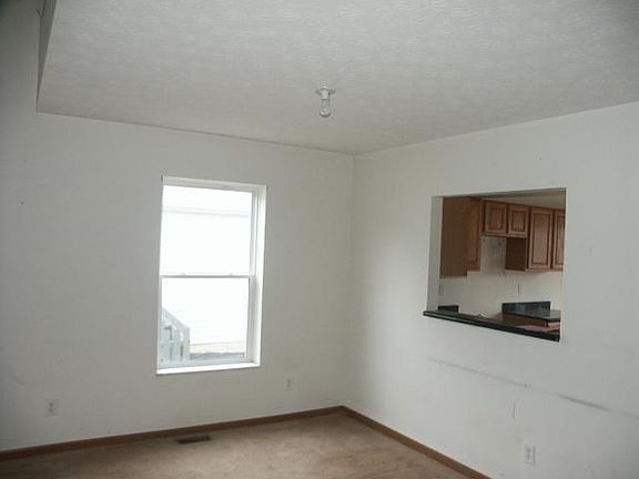3rd image of 1561 Roscommon Dr