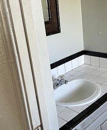 3rd image of 3025 Delmar Rd