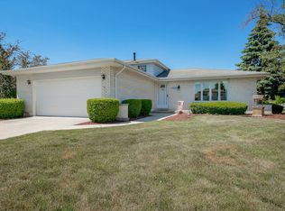 8434 Surrey Dr, Tinley Park, IL 60487
