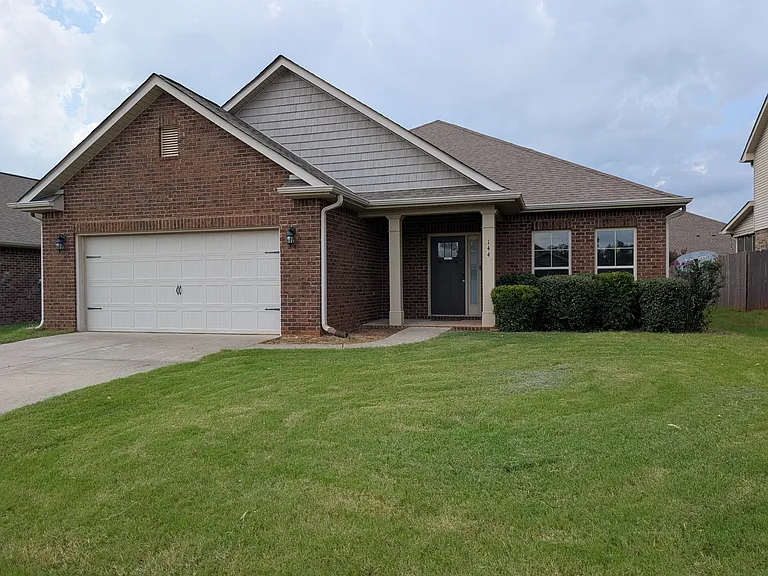 144 Kenton Ln — Photo 1