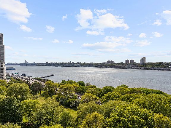 3rd image of 33 Riverside Dr APT 14A