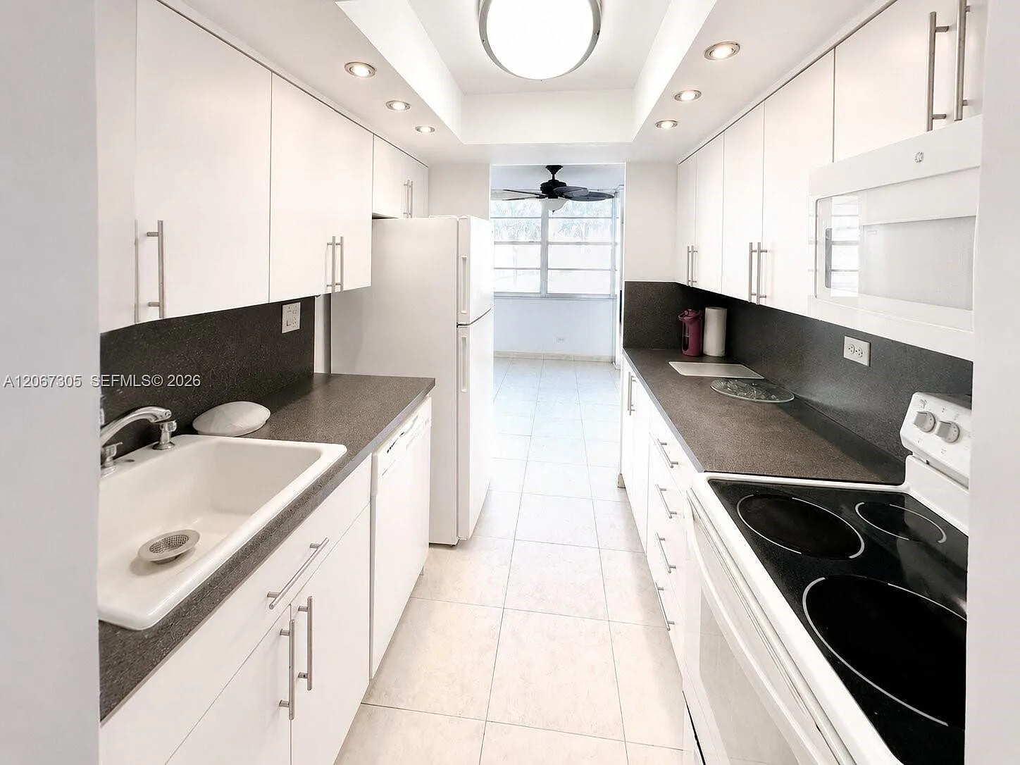 Winston Towers 100 Condo — Photo 3