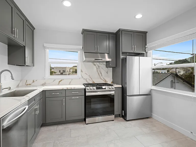 623 E Chevy Chase Dr #D — Photo 5