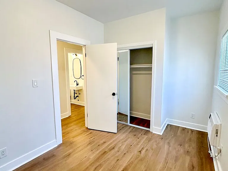 2616-2618 Buckingham Rd — Photo 9