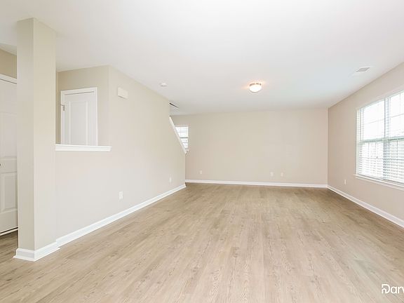 5th image of 4542 Jersey St