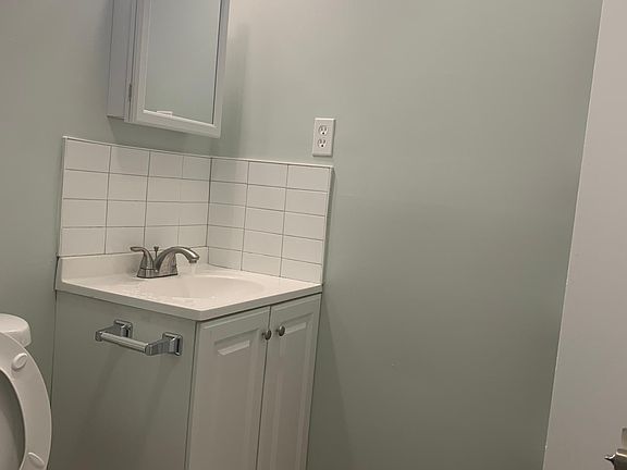 2nd image of 49 Linden St Floor 1