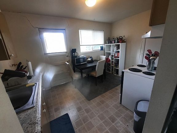 4th image of 611 1st St APT 2