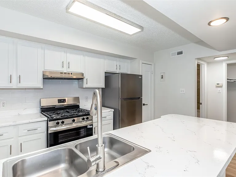 6008 N Lamar Blvd #204 — Photo 3