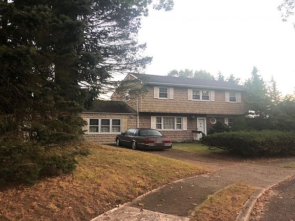 3rd image of 7 Roslyn Dr