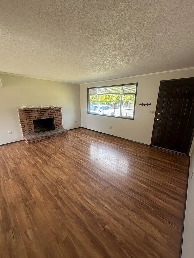 Simple Living with large fenced back yard — Photo 3