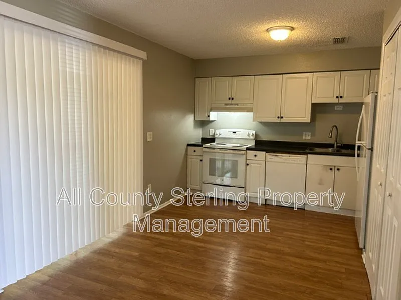 4 bed, 1.5 bath, 1300 sqft, $1,790 — Photo 4