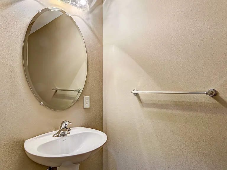 956 Parkland Dr — Photo 10