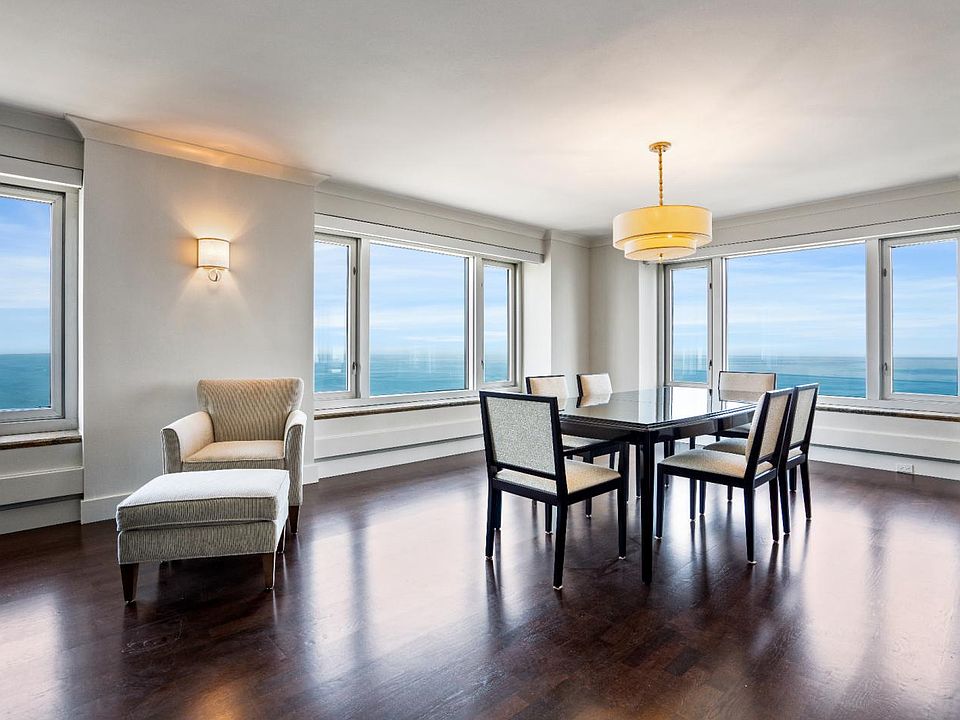 Northeast views from dining, living, and kitchen area. Views of Lake Michigan and Lincoln Park.