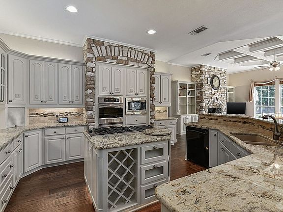 3rd image of 2908 Creek View Dr