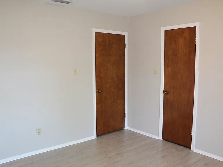 1414 N Live Oak St — Photo 2