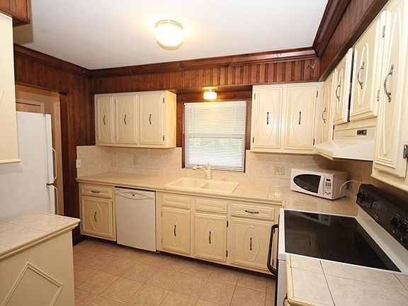 3rd image of 1415 Guinevere Dr