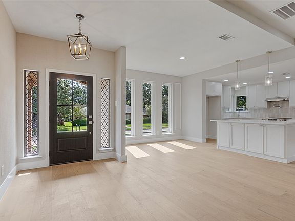 3rd image of 1909 Chestnut Hill Ln