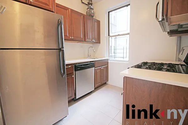 Rented by Link NY Realty | media 33