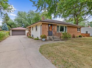 2242 Milton St N, Roseville, MN 55113