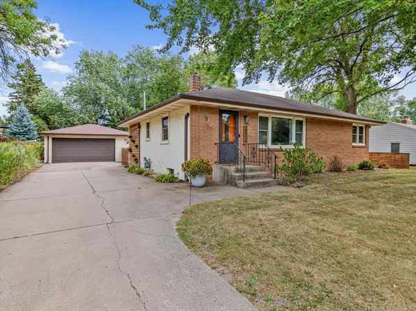2242 Milton St N, Roseville, MN 55113