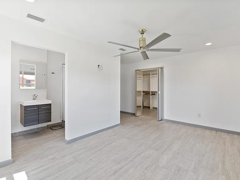 716 Clarence Dr — Photo 8