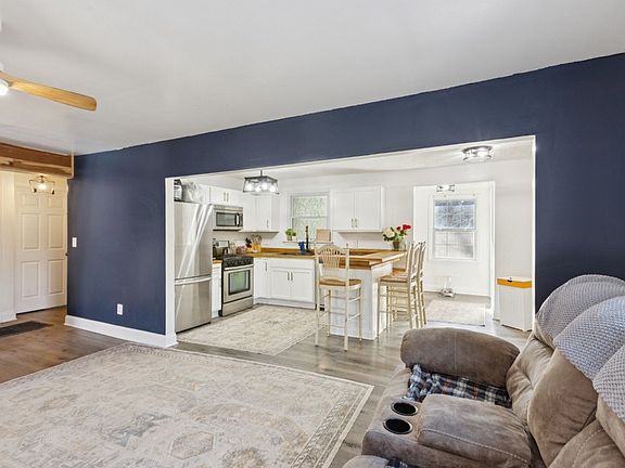 5th image of 1099 Henley Rd