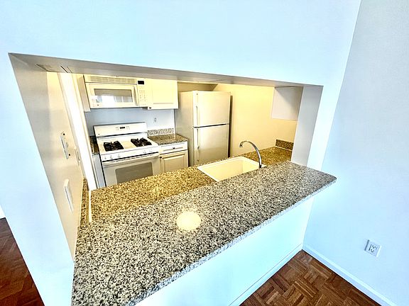 4th image of 350 W 43rd St APT 10F
