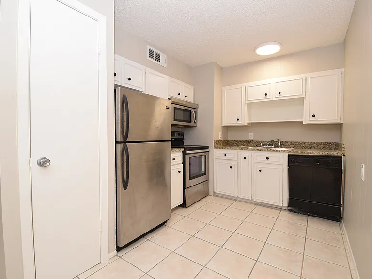 2404 Longview St #103 — Photo 7