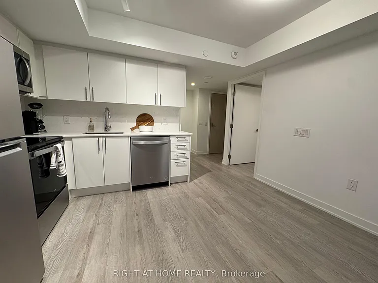 3 Strathgowan Ave #318 — Photo 18