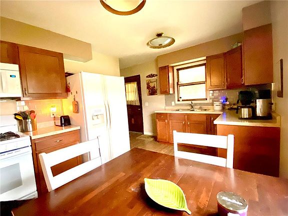 4th image of 105 E Rock Island St