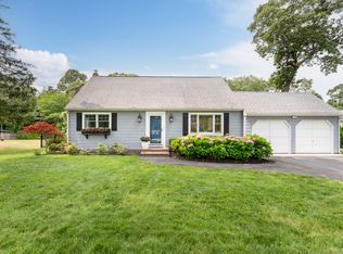 16 Nautilus Dr, Hampton Bays, NY 11946