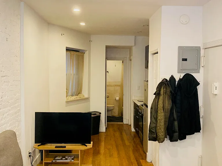 611 E 11th St #1D — Photo 1
