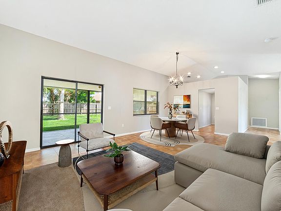 4th image of 803 Silverbell Lane