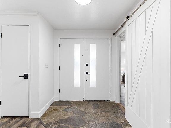 4th image of 2723 Hillcrest Ln