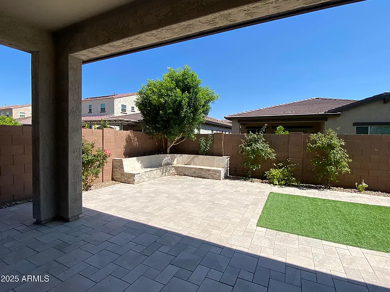 233 W Sandra Ter — Photo 23