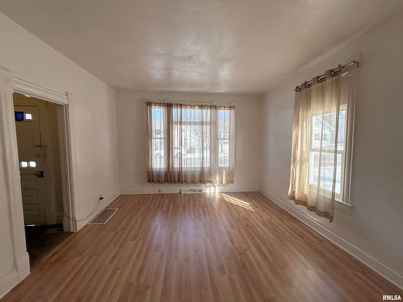4th image of 400 E Corrington Ave