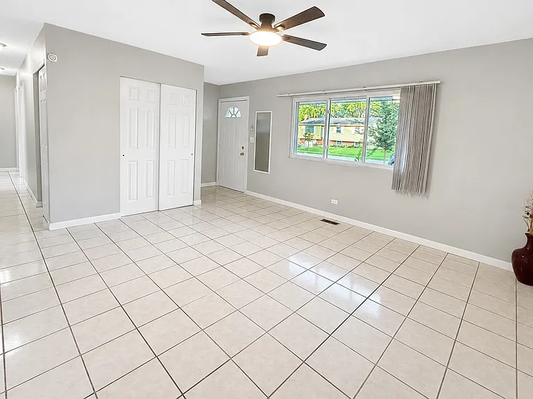 6847 Hawthorne Ln — Photo 5