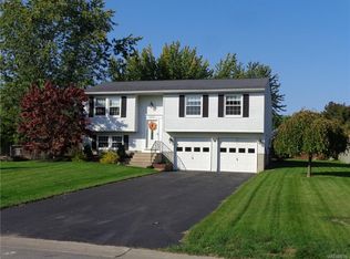 6593 Royal Pkwy S, Lockport, NY 14094
