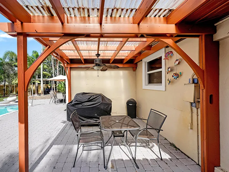 401 NW 21st Ct — Photo 34