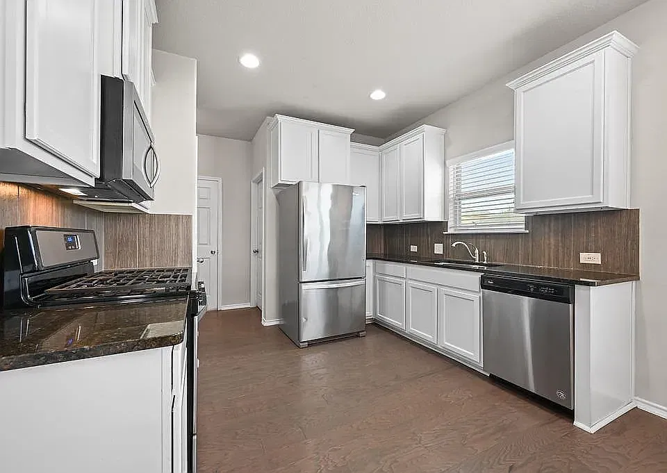 3 bed, 1400 sqft, $2,000 — Photo 3
